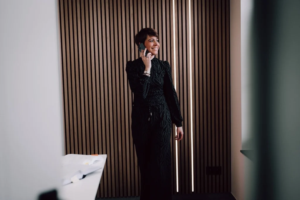 Eugenie is aan het telefoneren